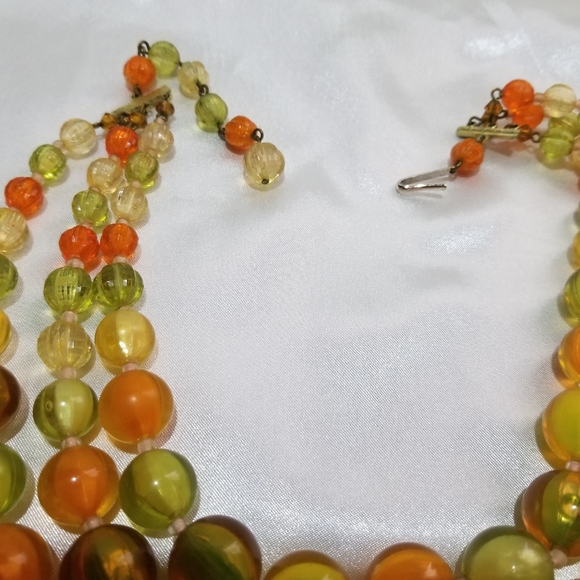 3 strand beaded necklace. Multicolor peach, green, tangerine. Circa 1950s/1960s. - Picture 7 of 14